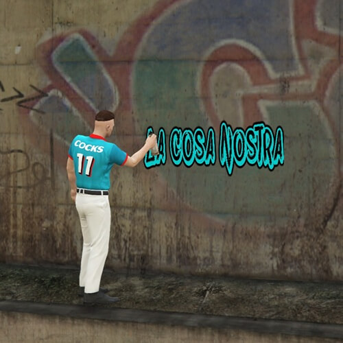 Sprayer beim Anbringen eines Graffitis an einer Hauswand